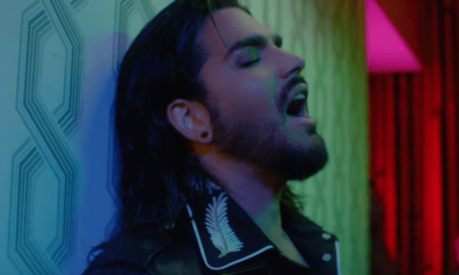 Adam Lambert publikon projektin e ri (VIDEO)