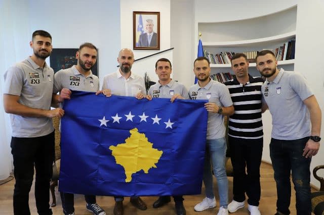 Gashi i dorëzon flamurin e Kosovës ekipit 3×3