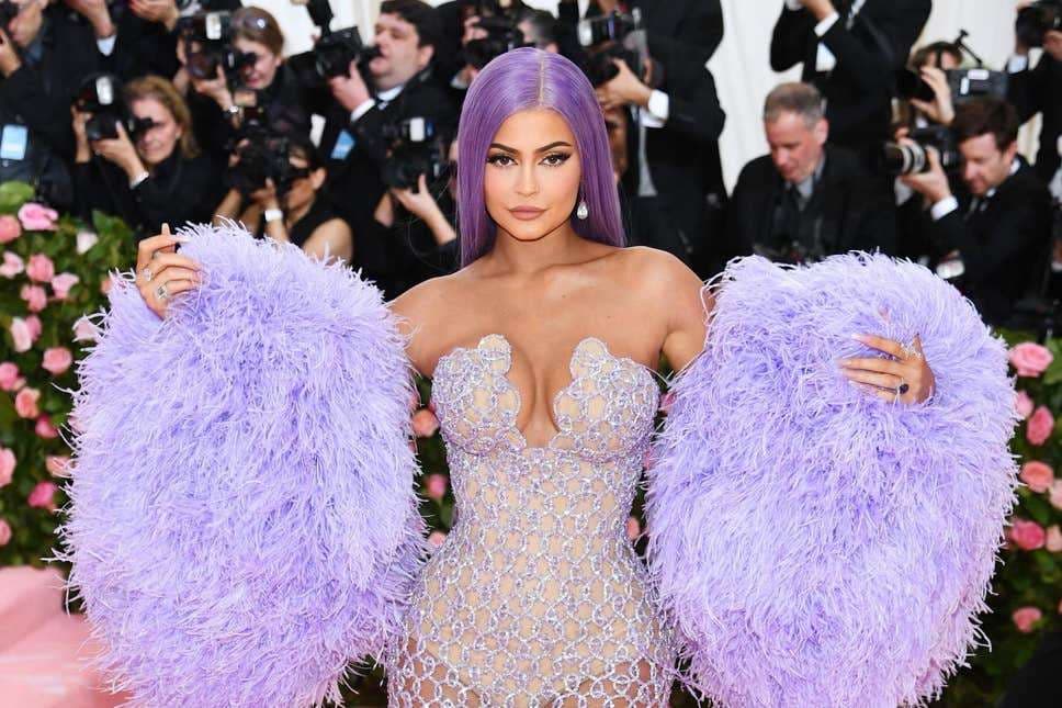 Kylie Jenner mburrej me pasurinë e saj në Met Gala