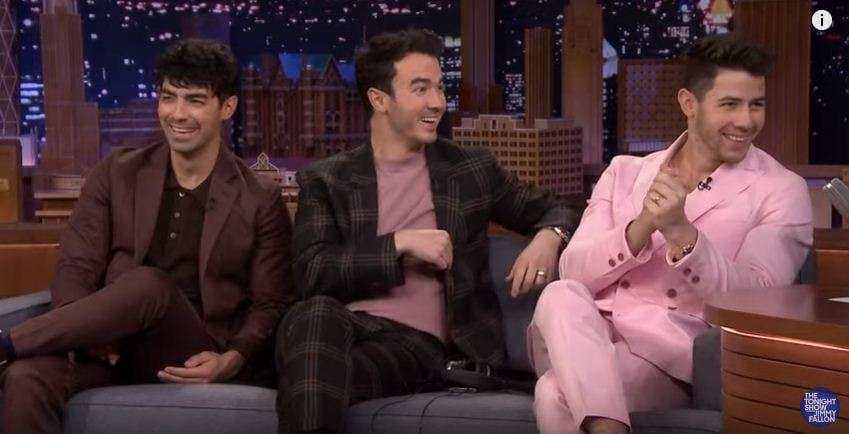Jonas Brothers tregojnë se kush ua zbuloi sekretin e rikthimit të tyre