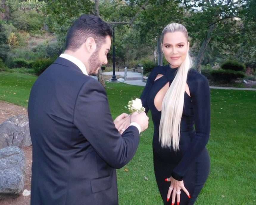 Khloe Kardashian shkon me një fans në mbrëmjen e maturës