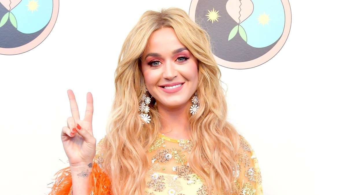 Katy Perry me një fustan shumëngjyrësh shkon në restorant