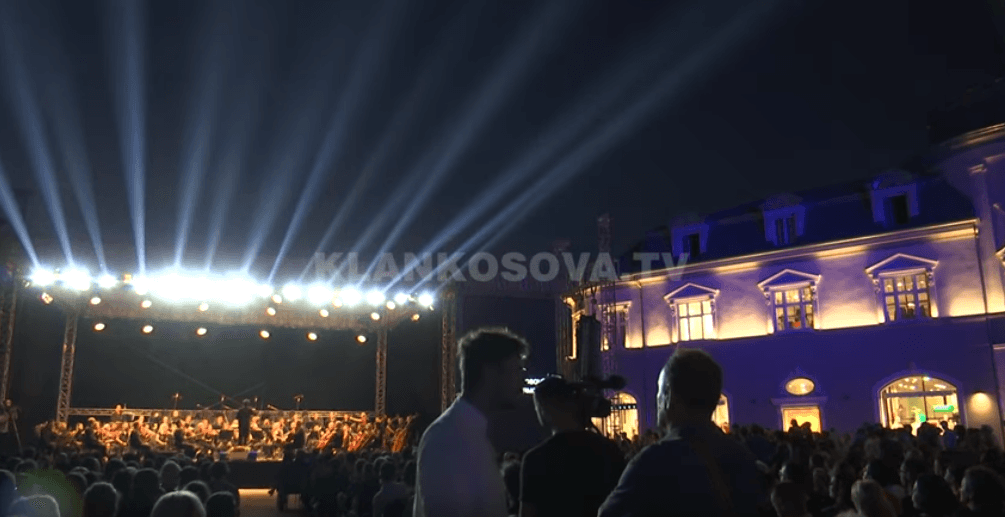 Filhamornia me koncert në qendër të Prishtinës (VIDEO)