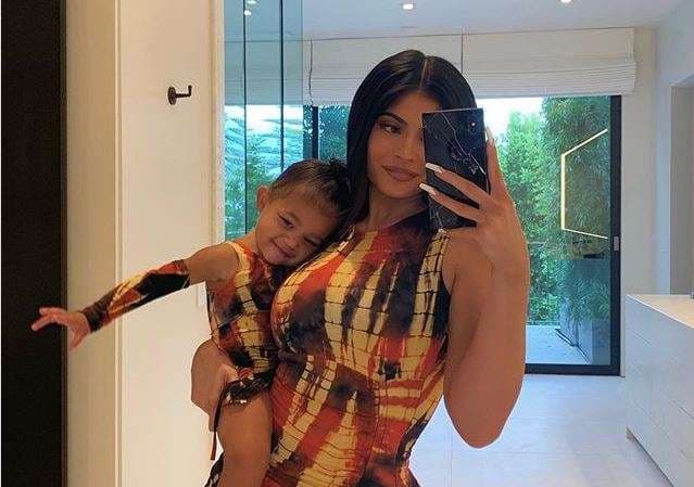 Kylie dhe Stormi Jenner vishen njëjtë (FOTO)