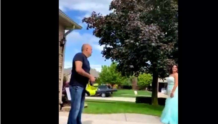 Babai s'ia prish qejfin vajzës për maturë, përdor një mjet interesat për fotografitë e saj (VIDEO)