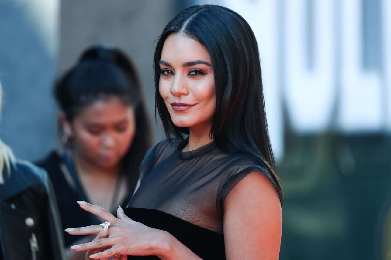 Vanessa Hudgens e tregon unazën e fejesës në tapetin e kuq