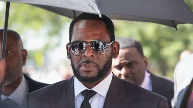 R. Kelly në pritje të gjyqit - akuzohet për seks të paligjshëm