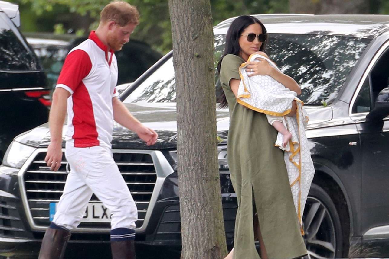 Meghan Markle me foshnjen mbretërore e shohin Princin Harry kur luan polo