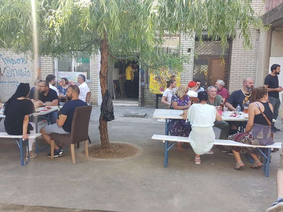Artistët me ekspozitë të përbashkët “pushtojnë” lagjen Ulpiana (FOTO/VIDEO)