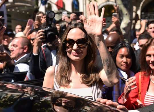 Angelina Jolie rrethohen nga qindra fansa në Paris