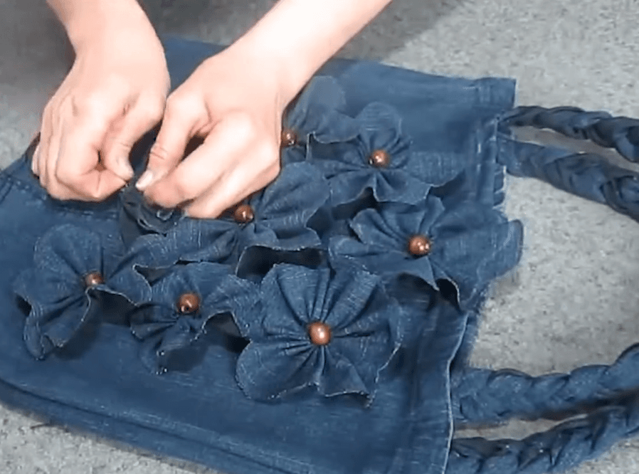 Krijoni çantë vetëm nga xhinset e vjetra (VIDEO)