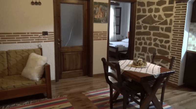 Bujtinat e Beratit, studentja mirëpret në shtëpinë e saj turistët