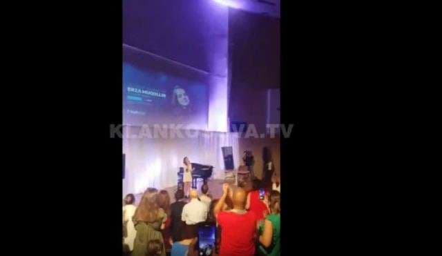 Erza Muqolli ndezë atmosferën në Prishtinë-Këndon dy herë "xhamadani vija-vija" me kërkesë të publikut (VIDEO)