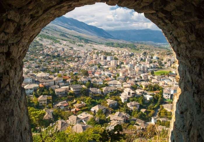 The Independent: Mos shkelni kurrë në Gjirokastër, është një makth