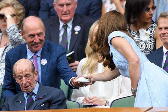 Kate Middleton pranoi një dhuratë të ëmbël nga Stan Smith në Wimbledon