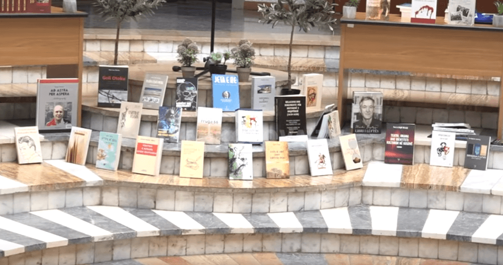 Dhurohen libra për biblioteka, kërkesa ka edhe për objekte (VIDEO)