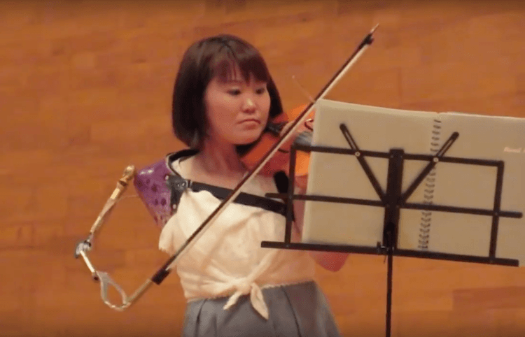 Violiniste e mrekullueshme, ndonëse pa një krah (VIDEO)