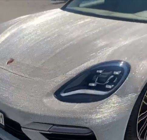 Prizenasi e mbulon "Porschen" me 2.1 milion kristale (FOTO)