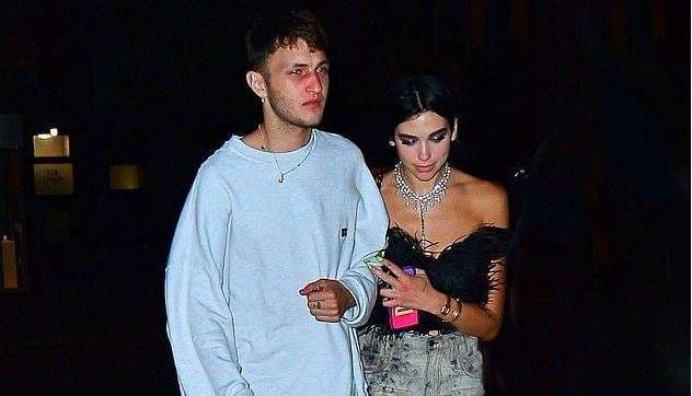 Dua Lipa nuk ndahet nga i dashuri, shoqërohet me të edhe pas koncerteve