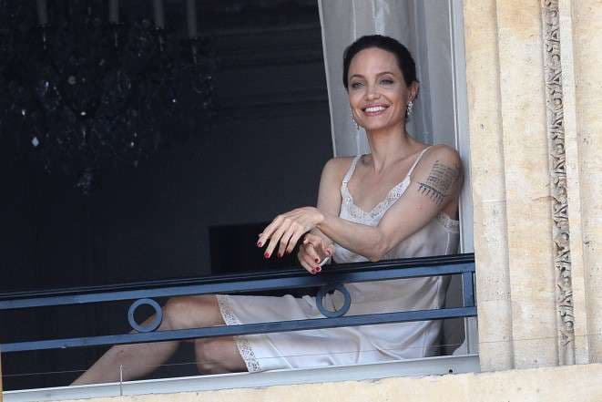 Angelina Jolie pozon me të brendshme në Paris