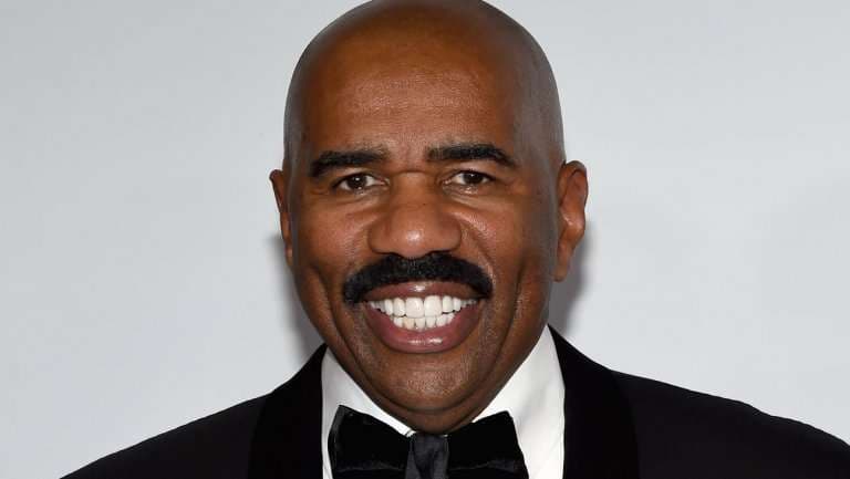 Steve Harvey shijon pushimet në Shqipëri (VIDEO)