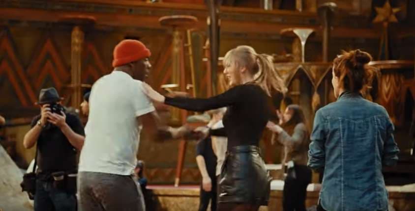 Taylor dhe Idris ushtrojnë vallëzimin së bashku (VIDEO)