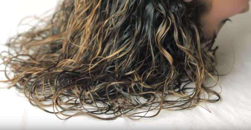 Bëni flokët kaçurrela për 15 minuta (VIDEO)