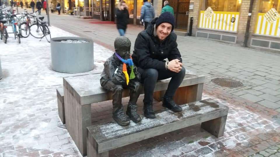 Statuja e Gzimit nga Kosova zhduket në Suedi (FOTO)