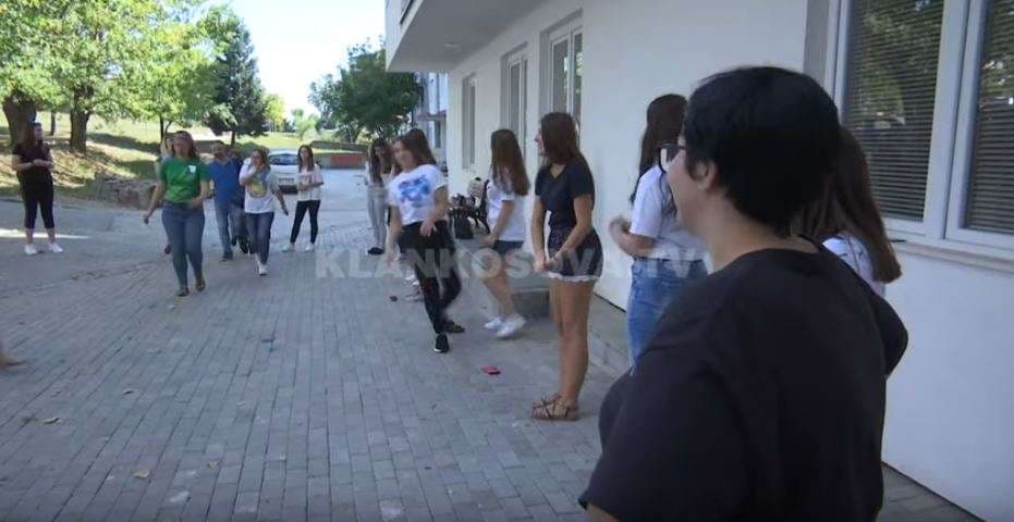 Prishtinë: 100 vajza nga SHBA e Ballkani pjesë e kampit veror (VIDEO)