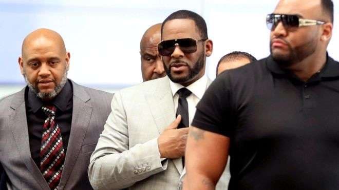 R Kelly nuk paraqitet para gjykatës