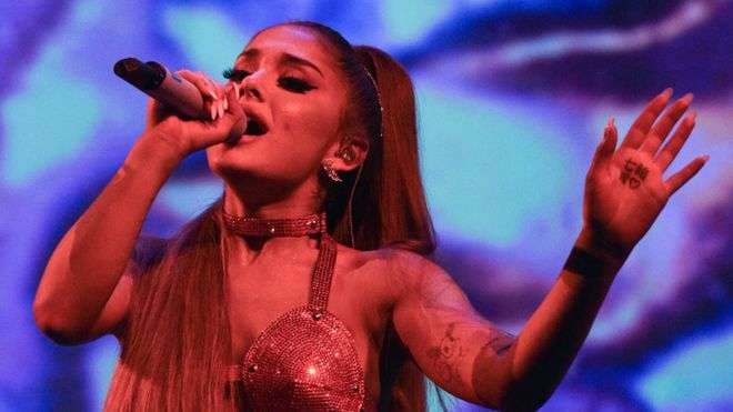 Ariana Grande shijon rikthimin magjik në Britani