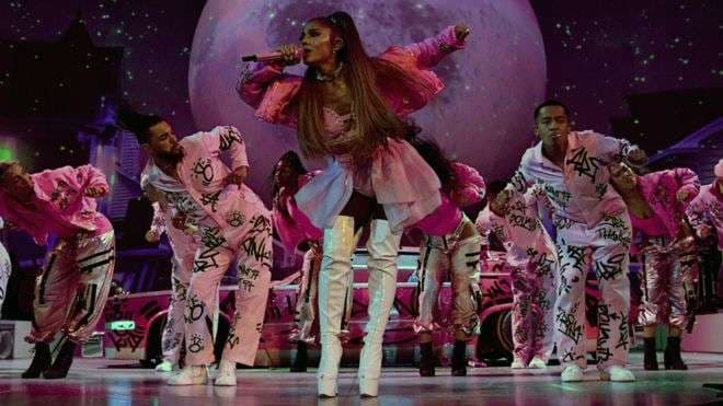 Ariana Grande plot emocion në Manchester