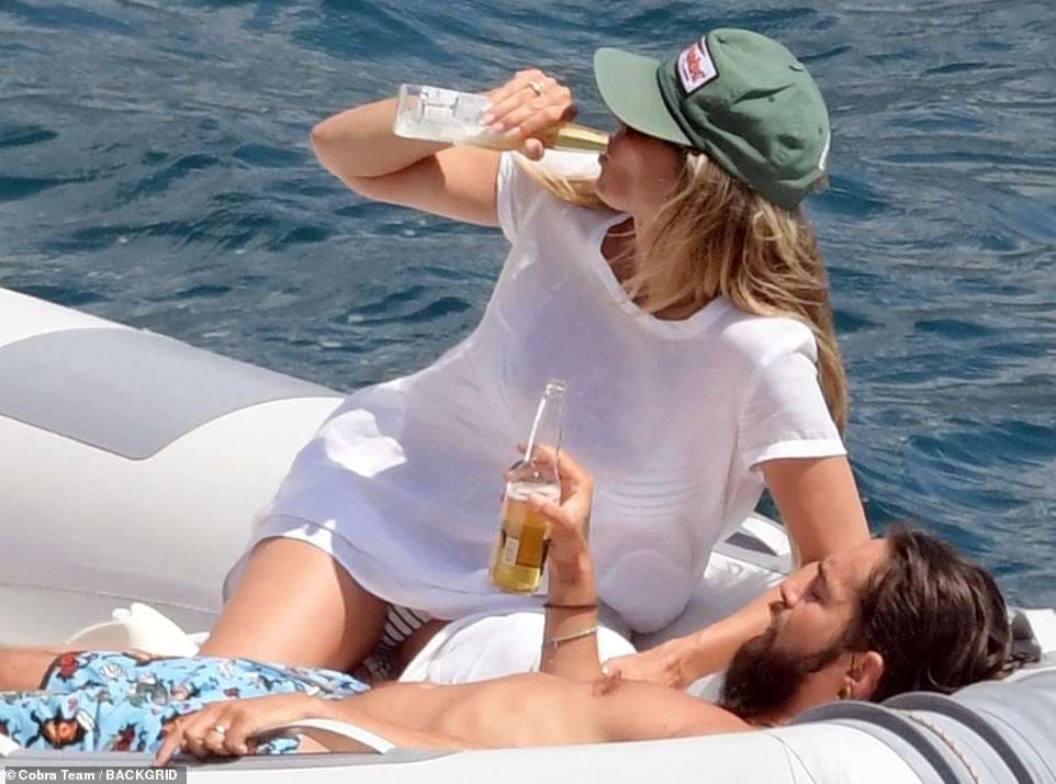 Heidi Klum shijon birrë, plot pasion pranë burrit në pushime (FOTO)