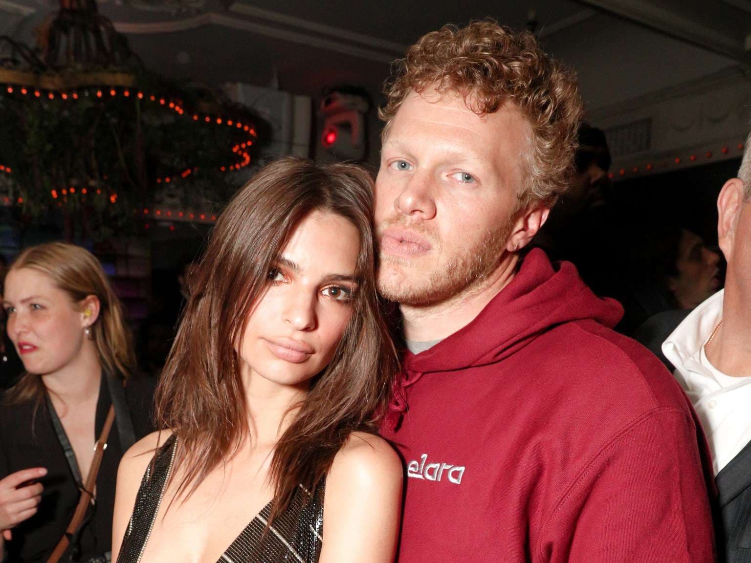 Emily Ratajkowski mban qafore me inicialet e burrit