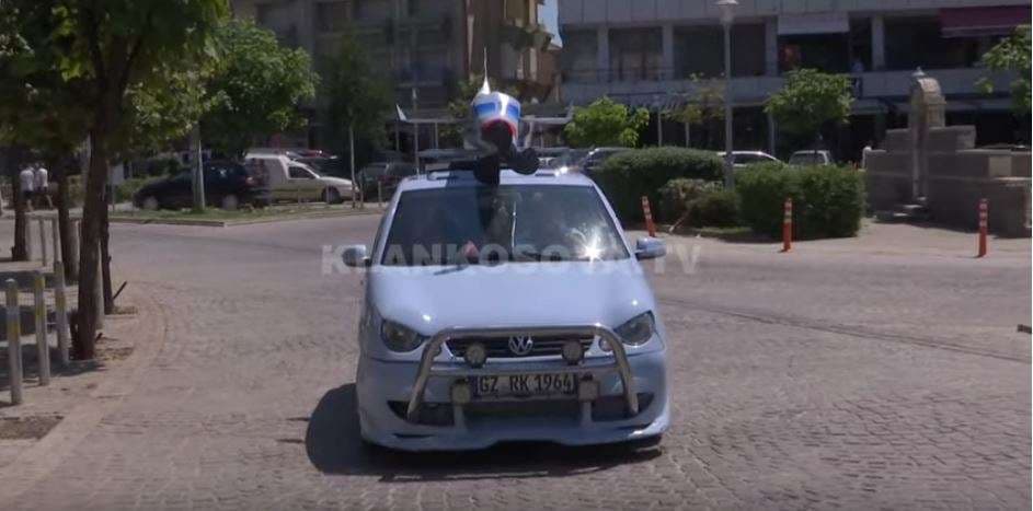 Klinasi e bën veturën me krah – me atë "shëtit" Ibrahim Rugovën, Adem Jasharin dhe miqtë ndërkombëtarë