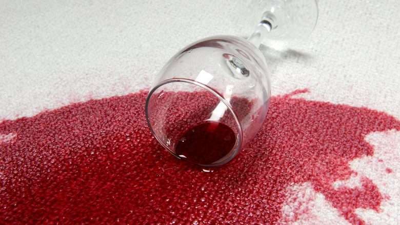 Kripa ndihmon të largoni shenjat e verës së kuqe