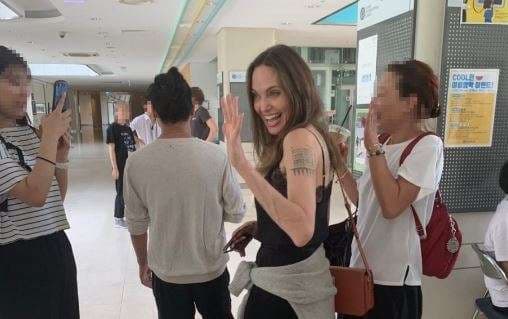 Angelina Jolie e përcolli djalin për në kolegj (VIDEO)