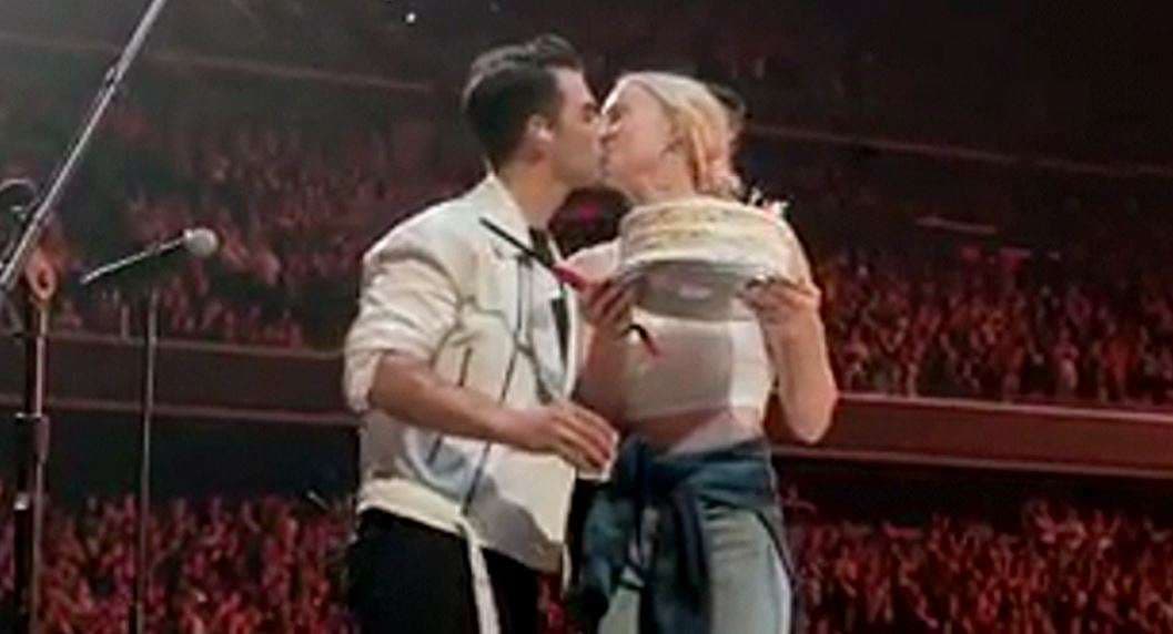 Joe Jonas në koncert, gruaja e tij shkon në skenë me tortë të ditëlindjes