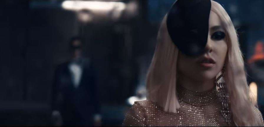 Ava Max kap burrin tradhtar në klipin e ri (VIDEO)