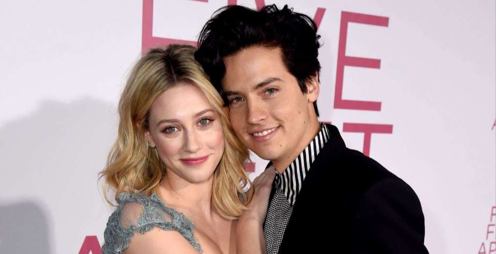 Cole Sprouse komenton lajmet që raportuan për ndarjen e tij me Lili Reinhart
