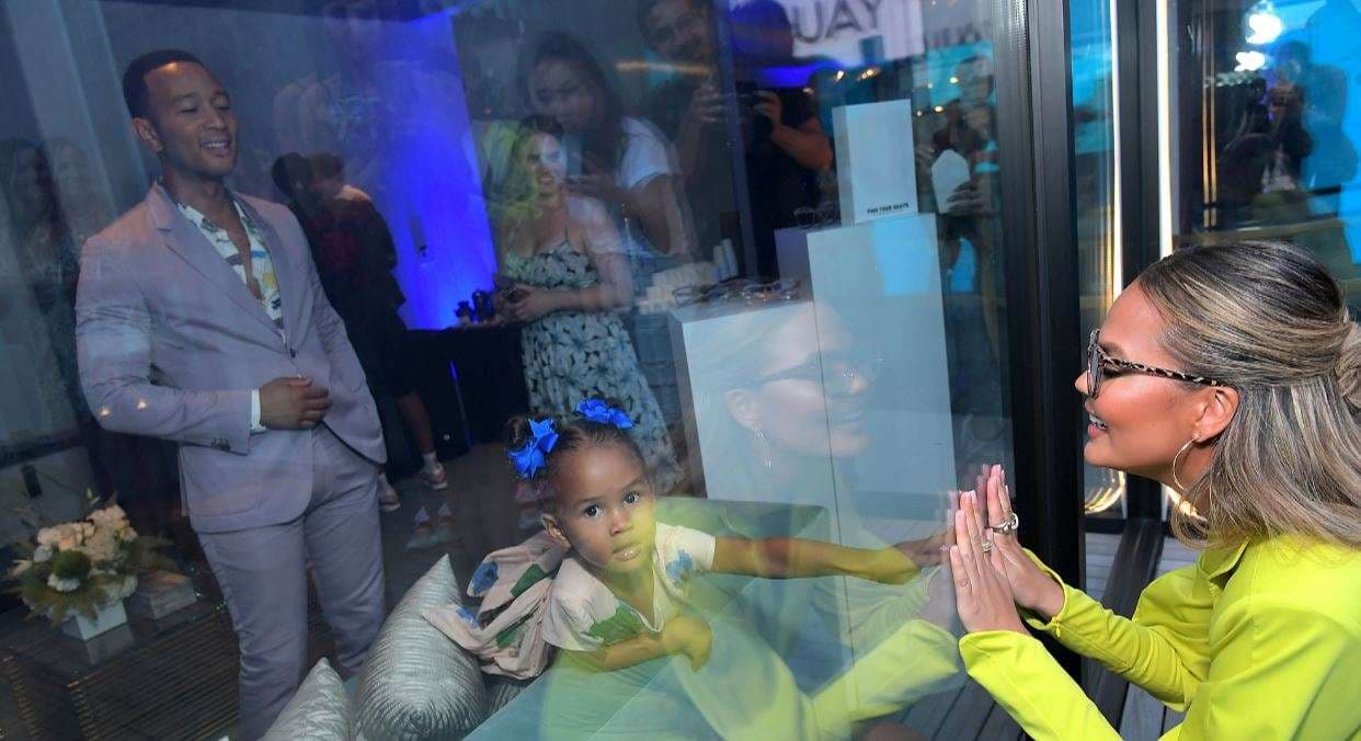 Chrissy Teigen lanson kampanjën e re të syzeve