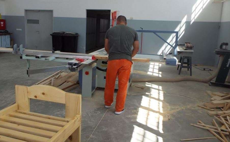 Të burgosurit e Sigurisë së Lartë prodhojnë shtretër nga druri