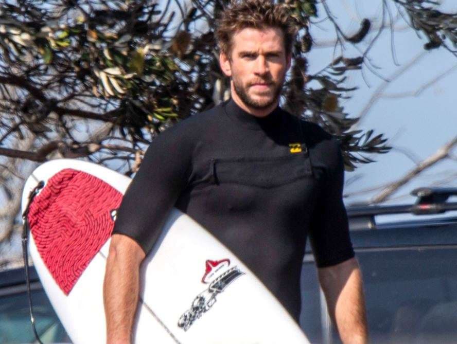 Liam Hemsworth pas ndarjes kalon më shumë kohë me miq