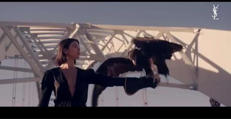 Dua Lipa imazh i parfumit të njohur (VIDEO)