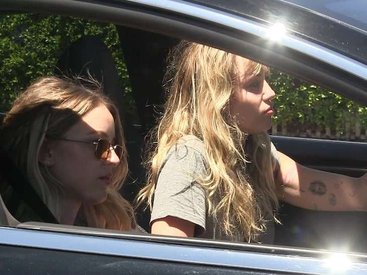 Miley kthehet pas pushimeve në Itali, sërish në shoqërinë e Kaitlynn Carter