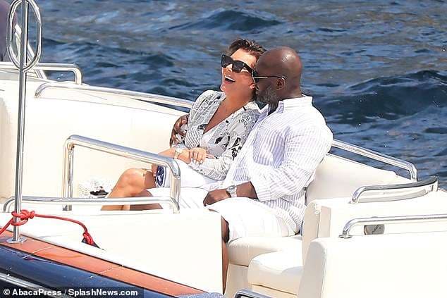 Kris Jenner e lumtur përkrah të dashurit