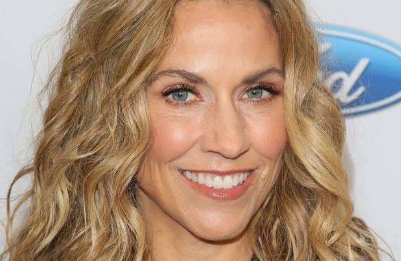 Sheryl Crow thotë se pa gjëra të çuditshme sa ishte këngëtarja mbështetëse e Michael Jackson