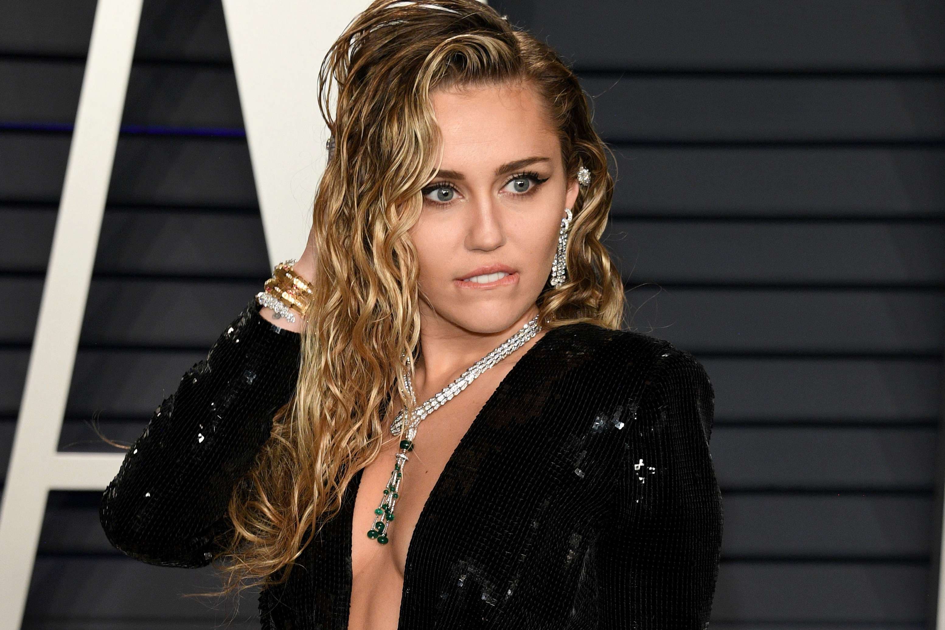 Miley Cyrus konfirmon pjesëmarrjen në Super Bowl 2021