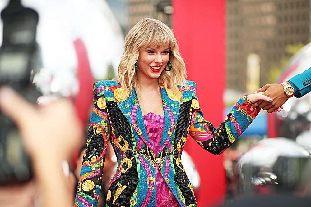 Taylor Swift dhuron 100 mijë dollarë për fansen me kancer