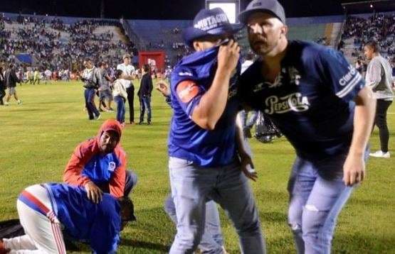 Shpërthen dhuna në ndeshjen futbollistike në Honduras, tre të vdekur dhe dhjetra të plagosur (VIDEO)
